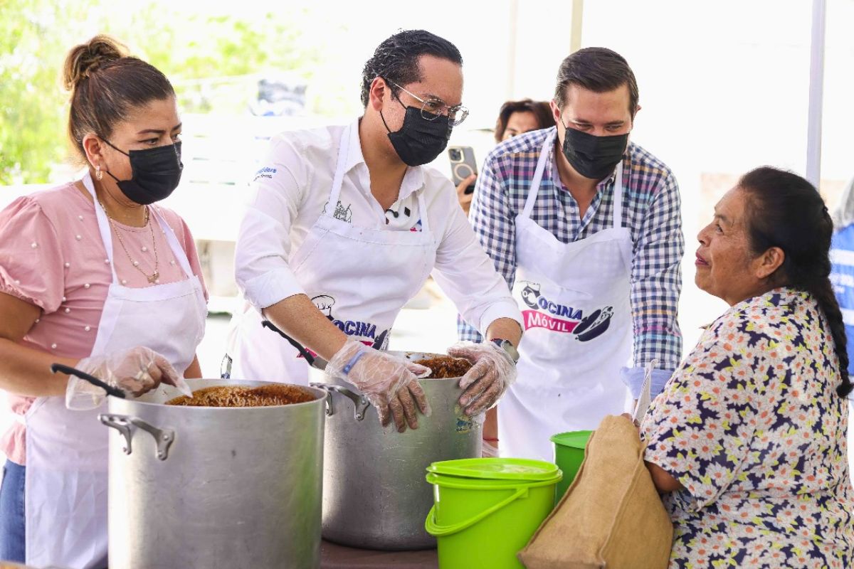 Chepe Guerrero entrega apoyo alimentario con el programa Cocina Móvil en Corregidora