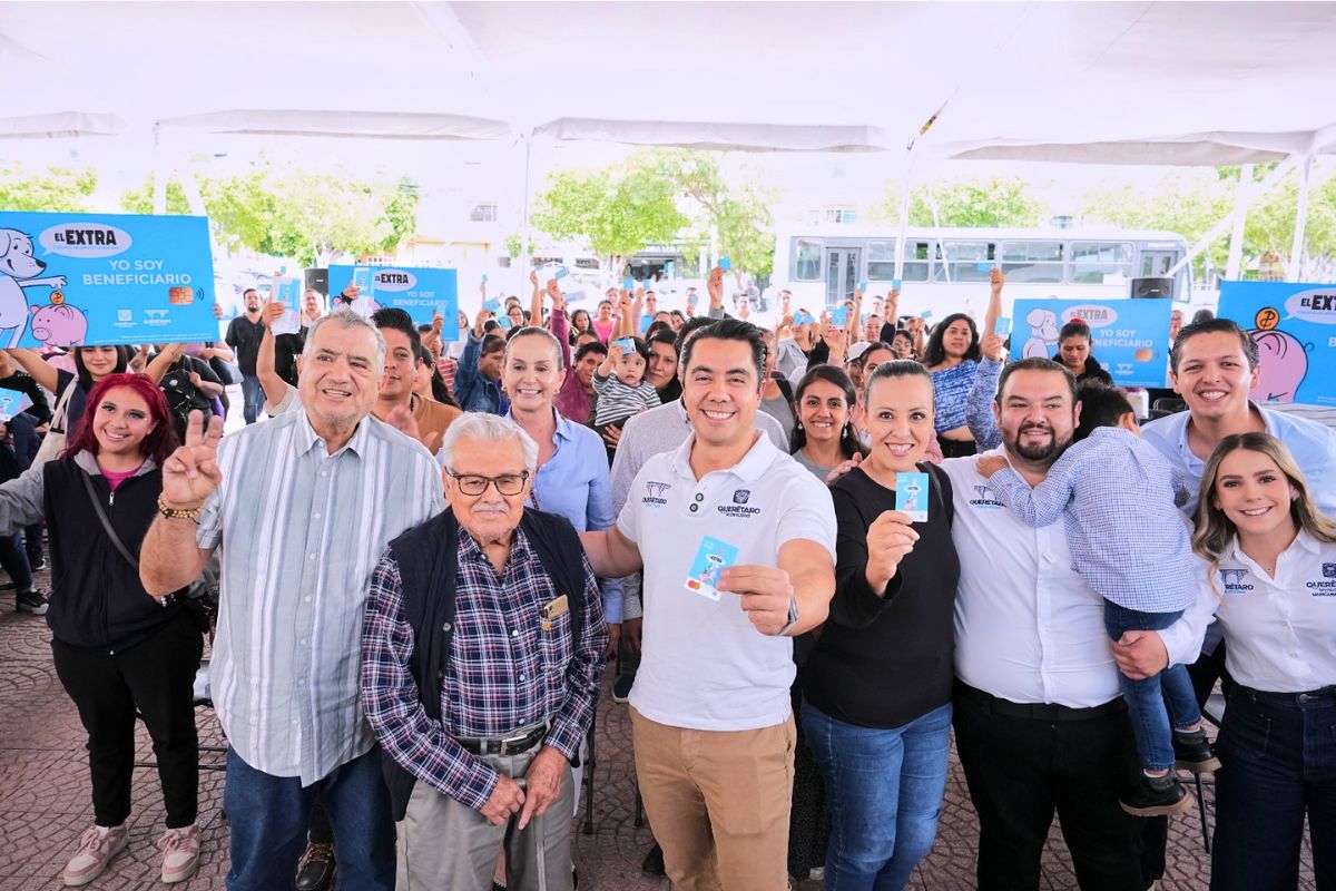 FeliFer Macías encabeza entrega parcial de tarjetas para ‘El Extra’ en Querétaro