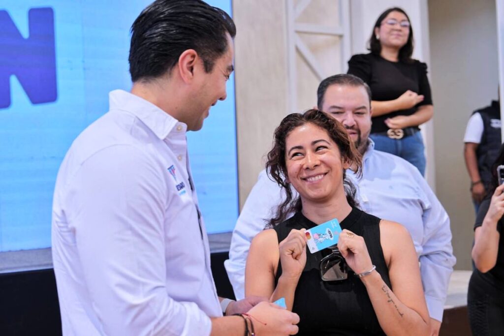 Felifer Macías impulsa “El Extra”, un apoyo mensual para 70 mil personas vulnerables, fortaleciendo la atención social en Querétaro / Foto: Especial 