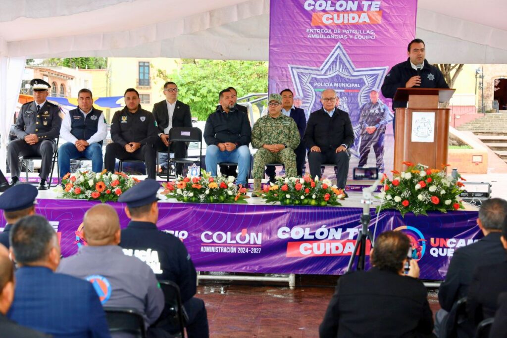 El presidente municipal de Colón, Gaspar Trueba Moncada, entregó patrullas, ambulancias y equipo para fortalecer la seguridad y garantizar mayor tranquilidad a las familias del municipio / Foto: Especial