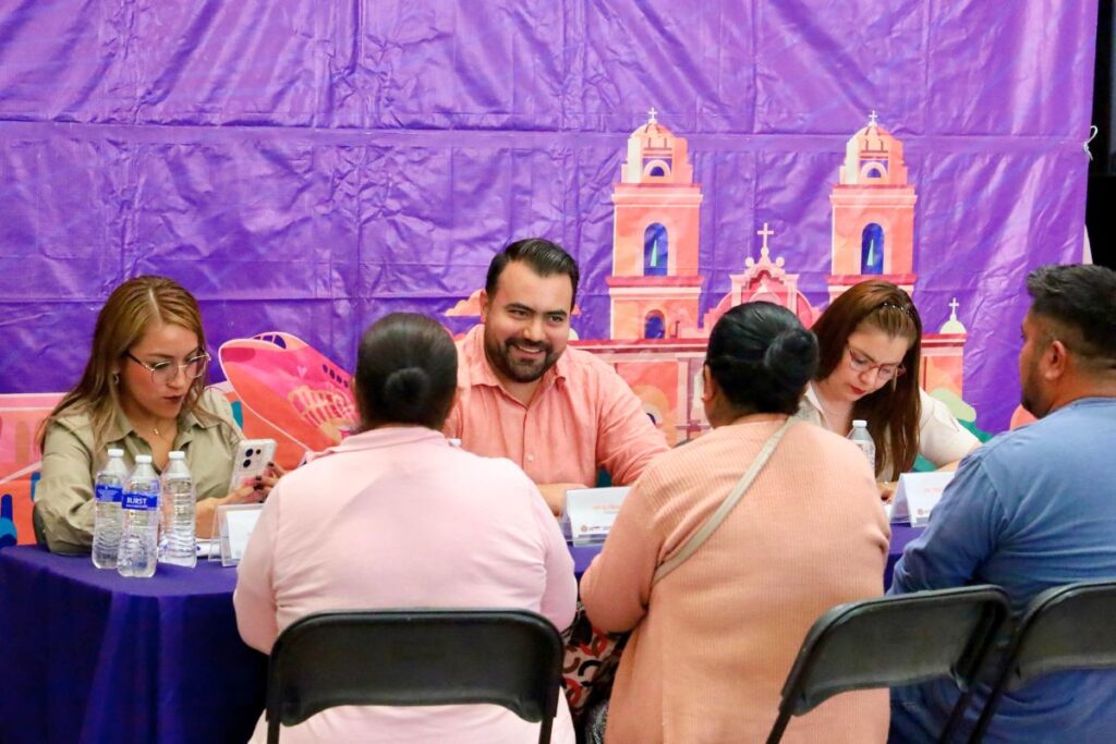 En Colón, el presidente municipal Gaspar Trueba promueve el Martes Ciudadano, un espacio para escuchar a la comunidad y fortalecer la gestión pública desde lo local / Foto: Especial