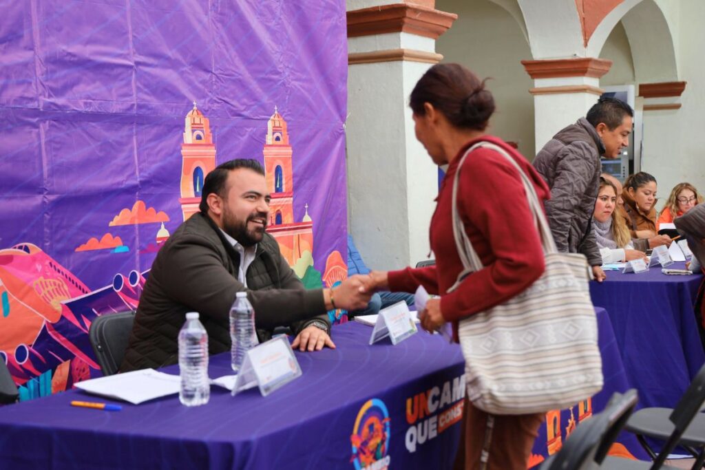 El alcalde de Colón, Gaspar Trueba, impulsa el Martes Ciudadano como canal directo de atención a la población, recogiendo propuestas y necesidades en tiempo real / Foto: Especial