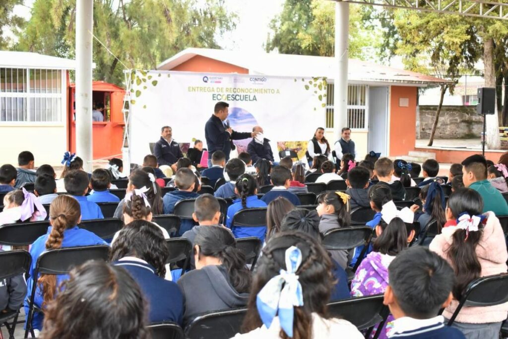 El municipio de Huimilpan, con el respaldo del presidente Jairo Iván Morales Martínez y SEDESU, reconoció a la primaria “Mártires de la Enseñanza” como Eco Escuela / Foto: Especial