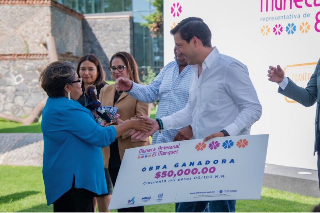 El presidente de El Marqués encabezó el concurso que eligió a “Matilde” como la muñeca artesanal que representará al municipio ante el estado y el país / Foto: Especial