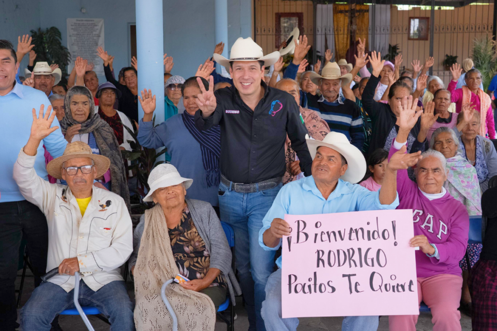 El presidente municipal de El Marqués, Rodrigo Monsalvo, entrega despensas a adultos mayores para mejorar su alimentación y bienestar integral / Foto: Especial
