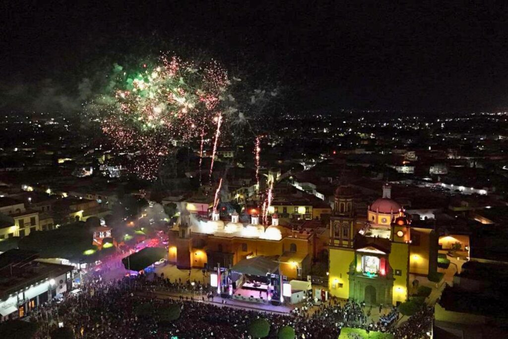 La Plaza Independencia se llenó de emoción con el alcalde Roberto Cabrera y la joven tenista Renata Pacheco en un Grito de Independencia memorable / Foto: Especial