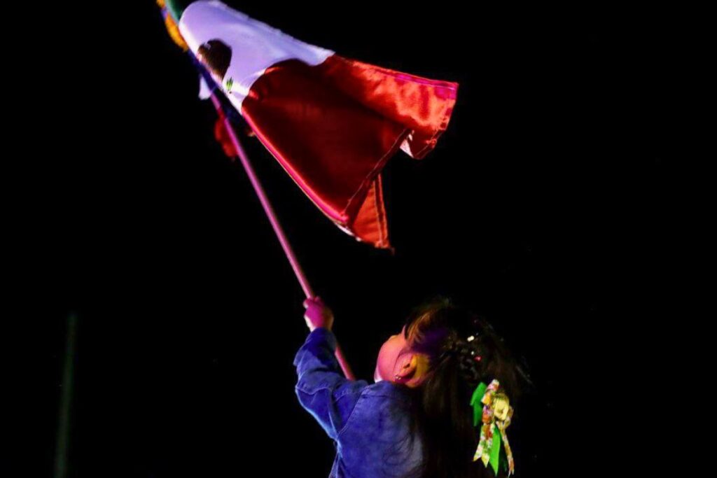 La Plaza Independencia se llenó de emoción con el alcalde Roberto Cabrera y la joven tenista Renata Pacheco en un Grito de Independencia memorable / Foto: Especial