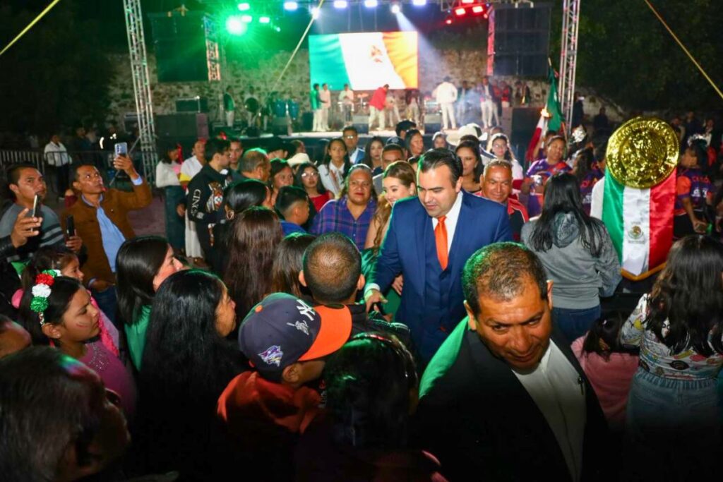 Gaspar Trueba y la comunidad de Colón Querétaro conmemoran el Grito de Independencia con ceremonia y fiesta nocturna / Foto: Especial