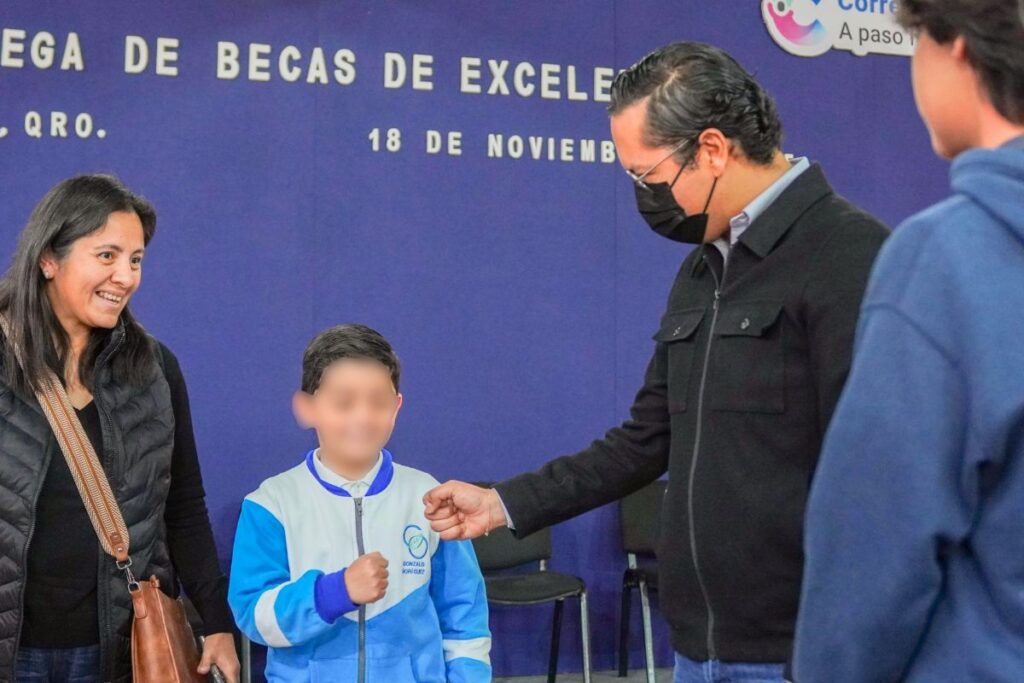 Descubre cómo Chepe Guerrero entrega becas educativas y resalta el compromiso de estudiantes y familias en Corregidora / Foto: Especial