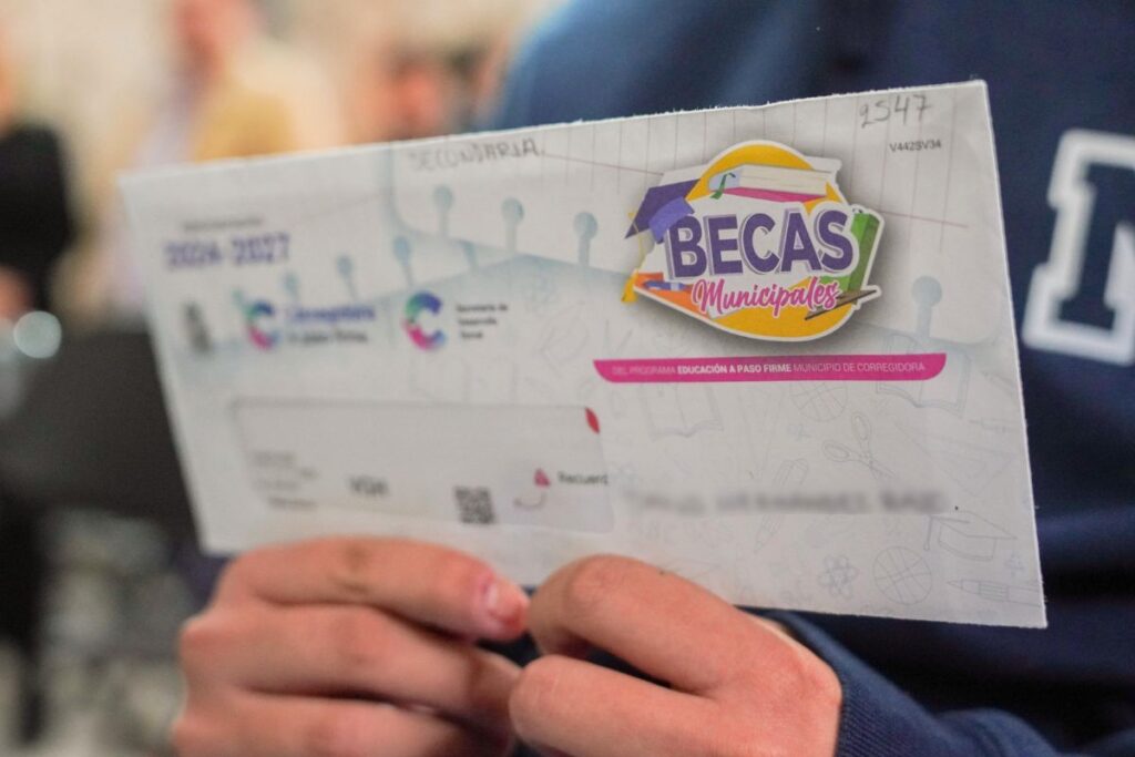 Descubre cómo Chepe Guerrero entrega becas educativas y resalta el compromiso de estudiantes y familias en Corregidora / Foto: Especial